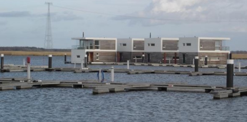 Vivre dans une maison flottante à la mer